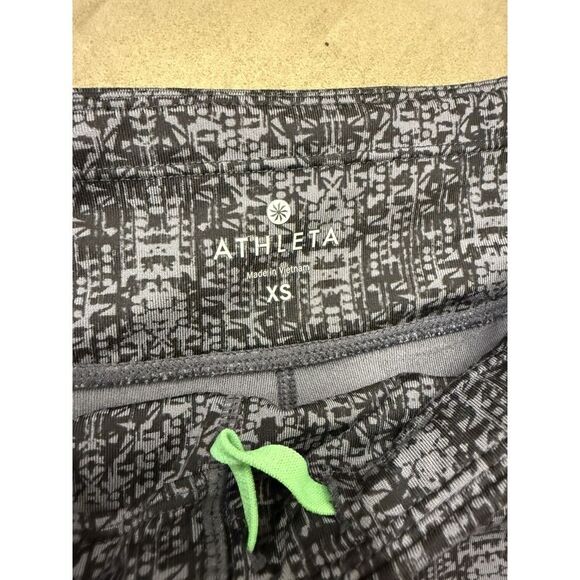 Athleta Black Grey Geometric Cropped Zipper Pocket Athletic Legging Capri. Sz XS - Picture 5 of 8